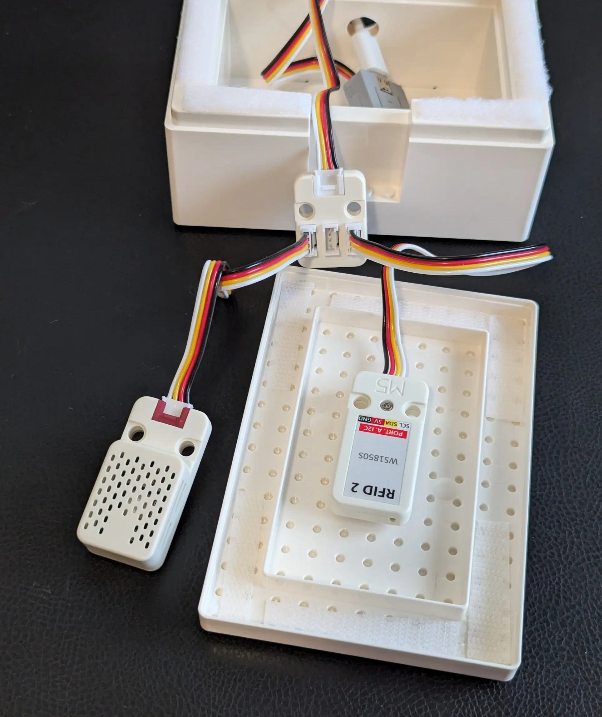 A M5Stack SD40 CO2 sensor and the RFID2 NFC reader connected to a M5Stack Grove HUB, all connected to the M5Stack Atom Lite ESP32