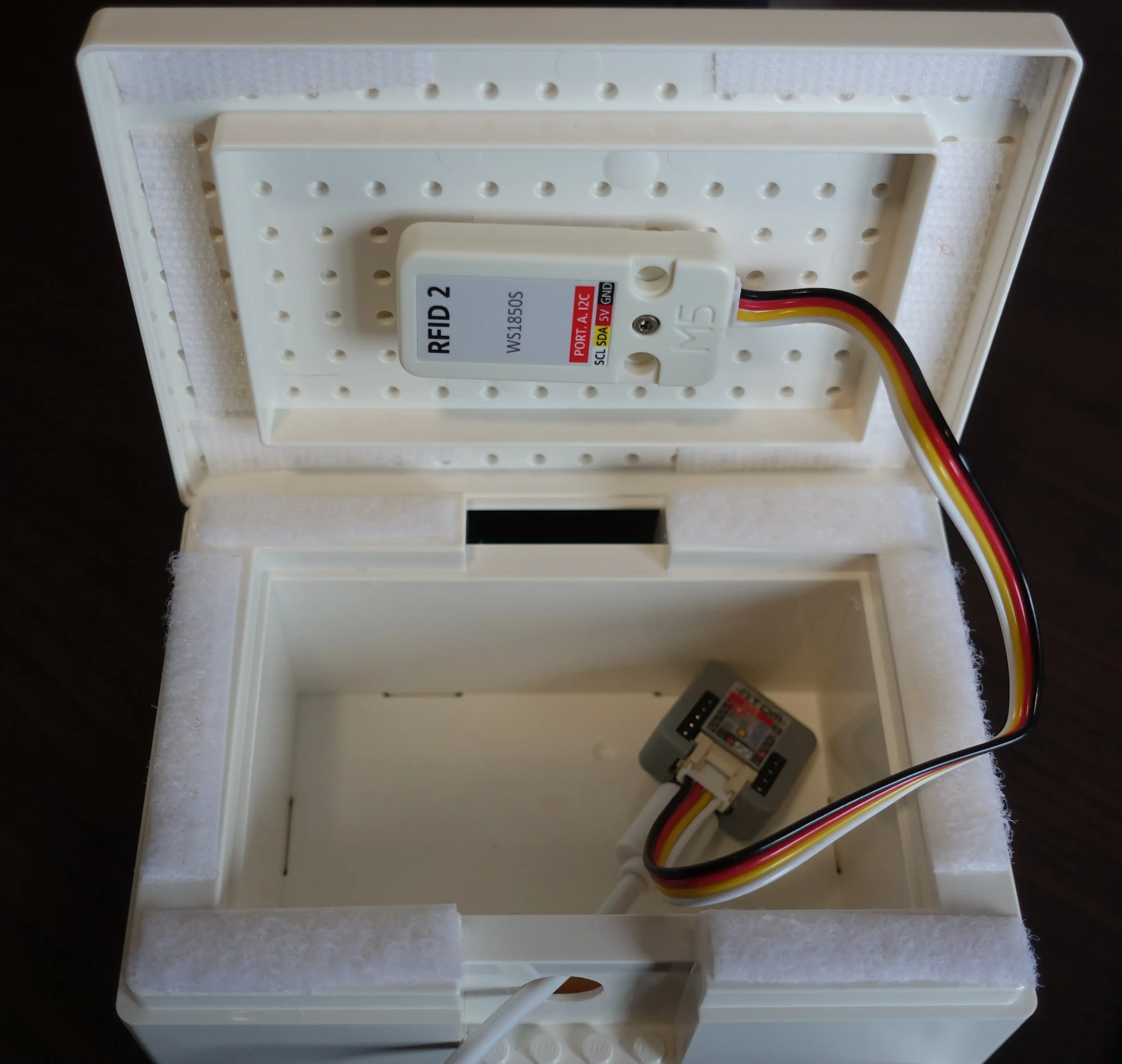 The M5Stack RFID 2 unit and an M5Stack Atom Lite installed in a IKEA Lego box